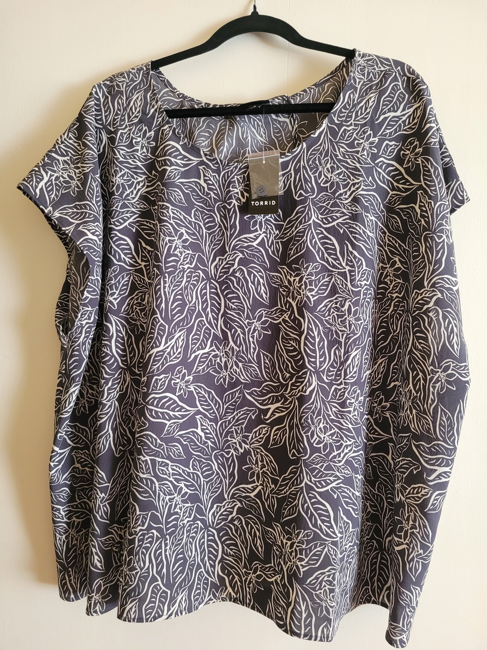 Torrid Charcoal Gray and White Leaf Print Short Sleeve Tunic